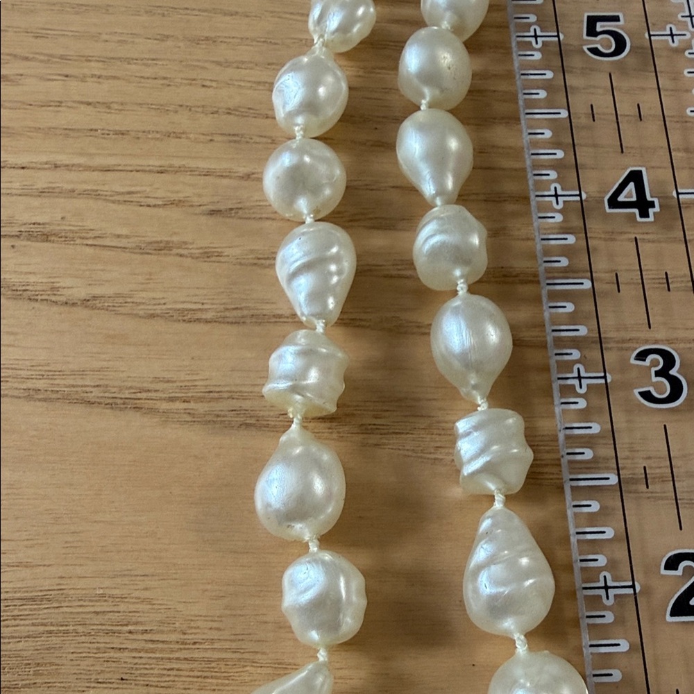 Elegant Pearl Necklace Set - Picture 3 of 9